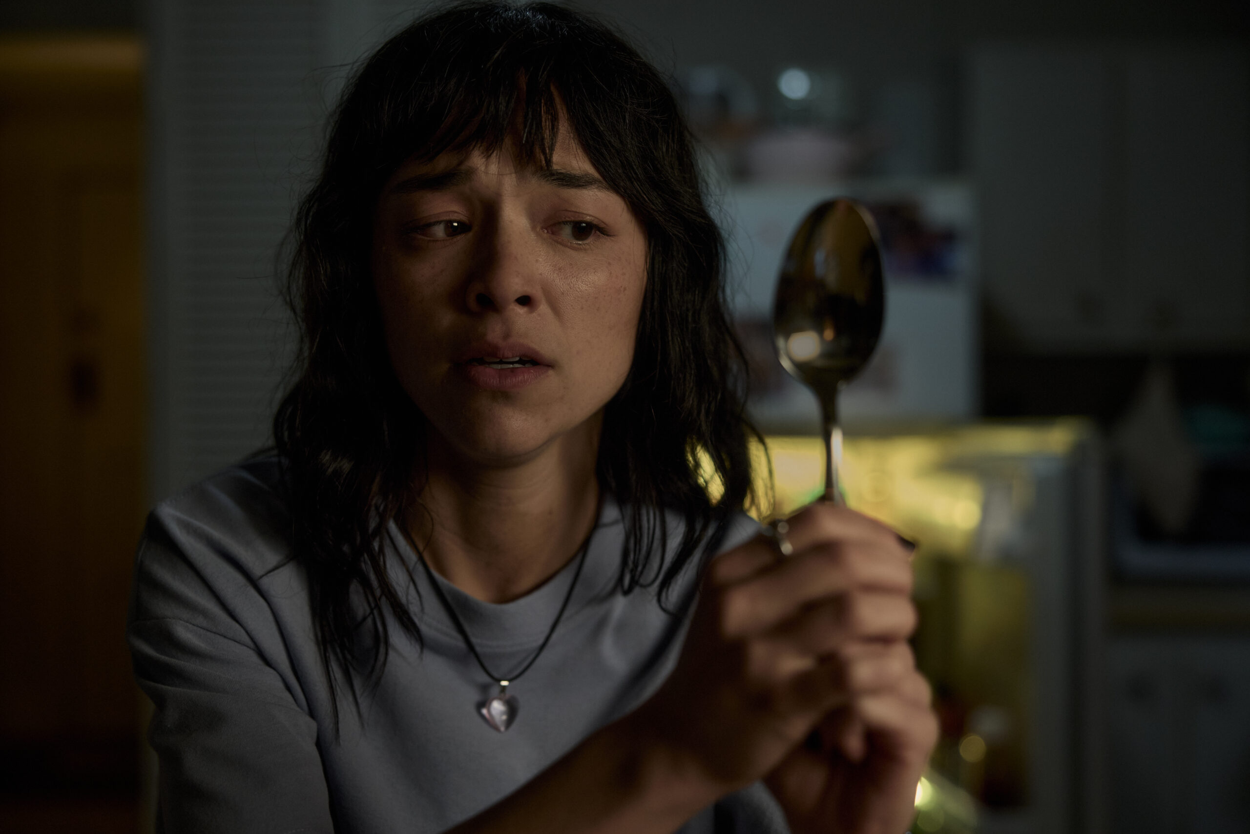 Saccharine — Hana scrute le reflet dans une cuillère
