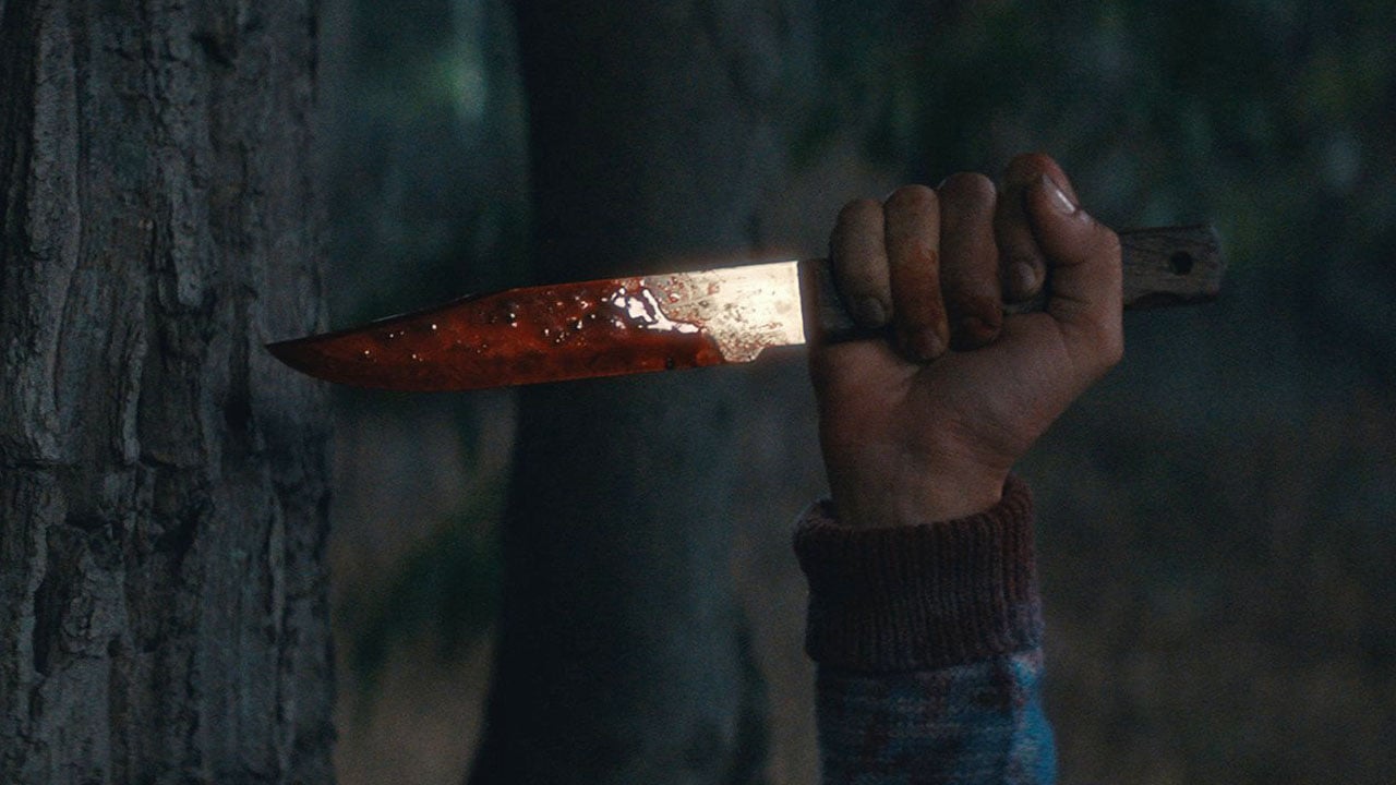 Linda Cardellini dans le rôle de Pamela Voorhees dans la série Crystal Lake