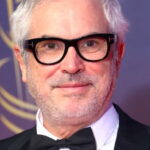 Portrait du cinéaste Alfonso Cuarón en nœud papillon et lunettes noires