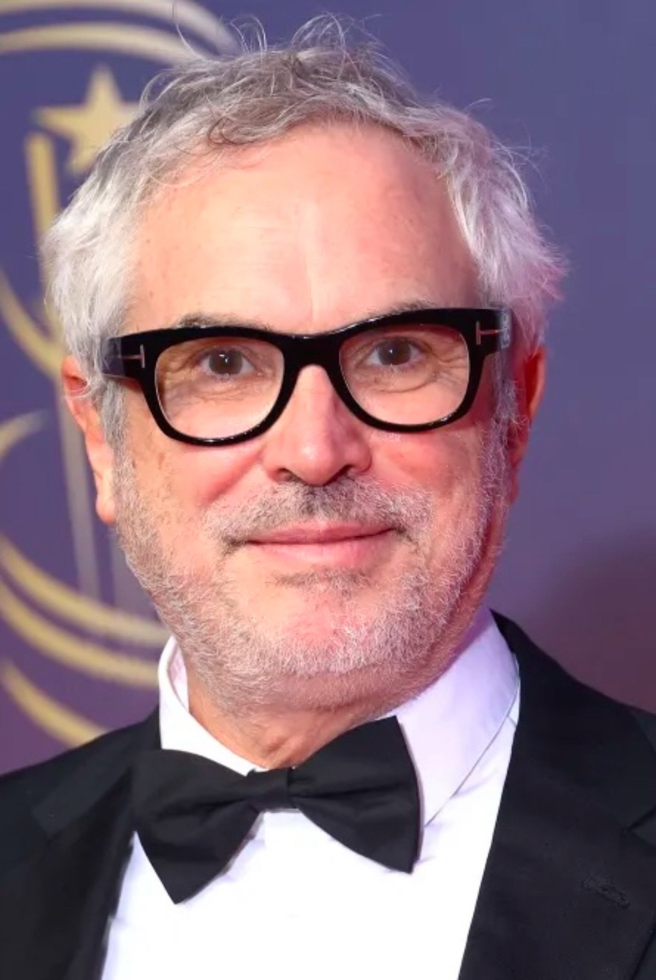 Portrait du cinéaste Alfonso Cuarón en nœud papillon et lunettes noires