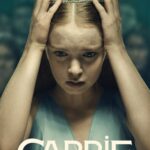 Affiche française de la série Carrie de Mike Flanagan avec Carrie White, une couronne sur la tête, les mains sur le front