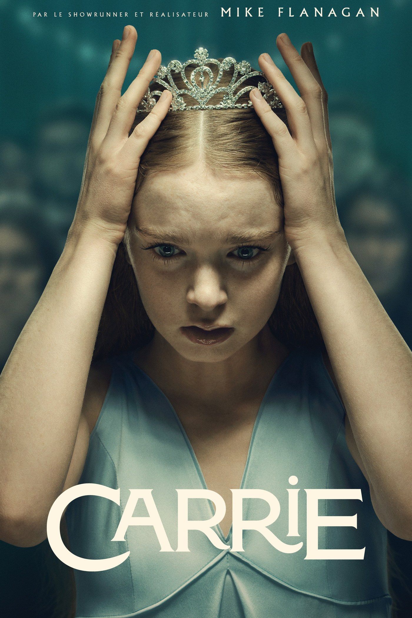 Affiche française de la série Carrie de Mike Flanagan avec Carrie White, une couronne sur la tête, les mains sur le front