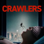 Affiche de Crawlers : une araignée descend de son fil au-dessus de la bouche d'une femme endormie, avec le titre en rouge