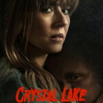 Affiche française de la série Crystal Lake : Linda Cardellini dans le rôle de Pamela Voorhees serrant son fils Jason