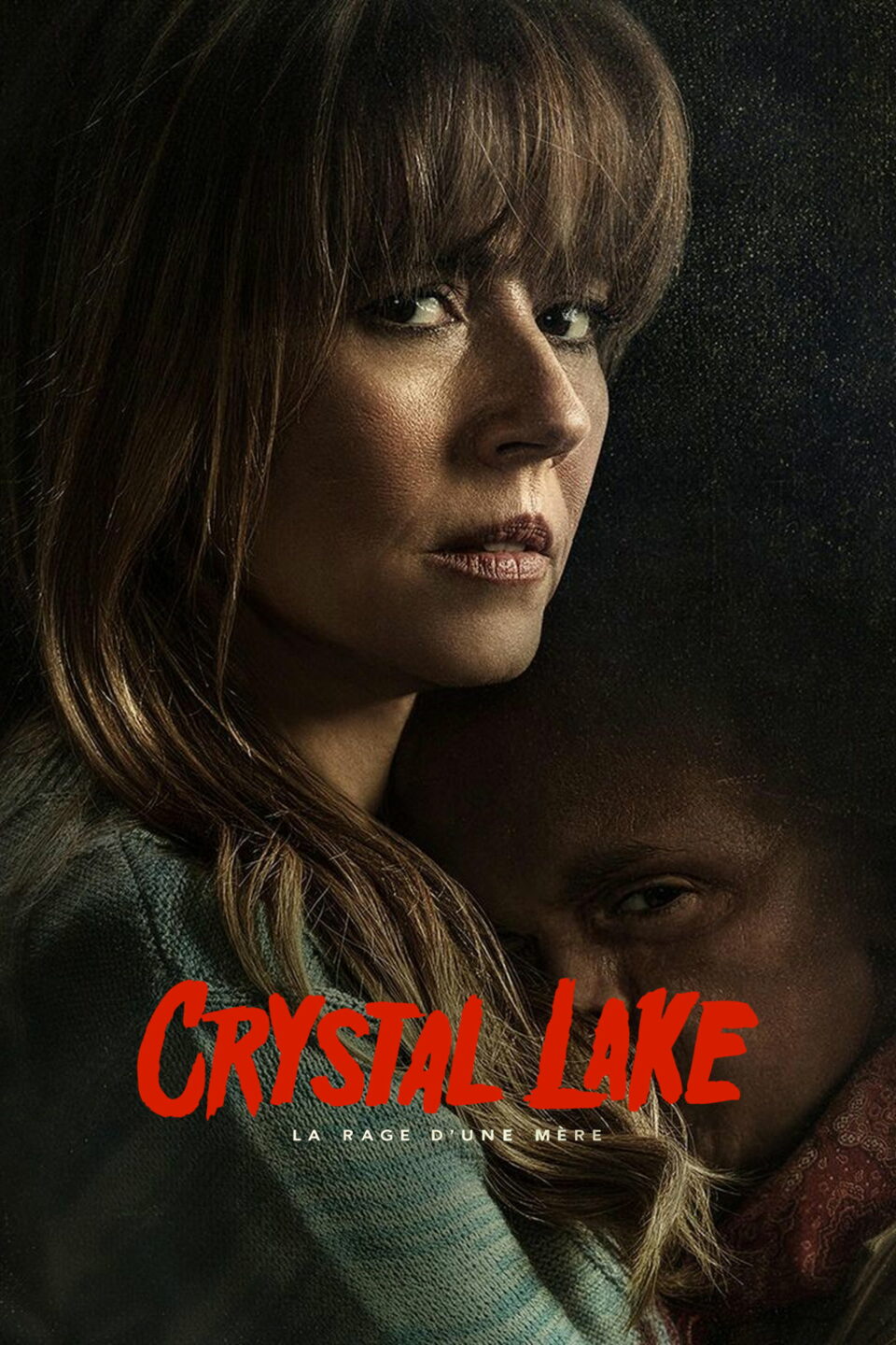 Affiche française de la série Crystal Lake : Linda Cardellini dans le rôle de Pamela Voorhees serrant son fils Jason
