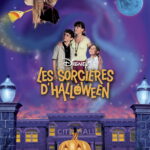 Affiche française des Sorcières d’Halloween (Halloweentown) : Marnie, ses frère et sœur et Agatha sur son balai devant la mairie