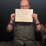 Mike Flanagan tenant une pancarte pour son AMA Reddit sur r/horror