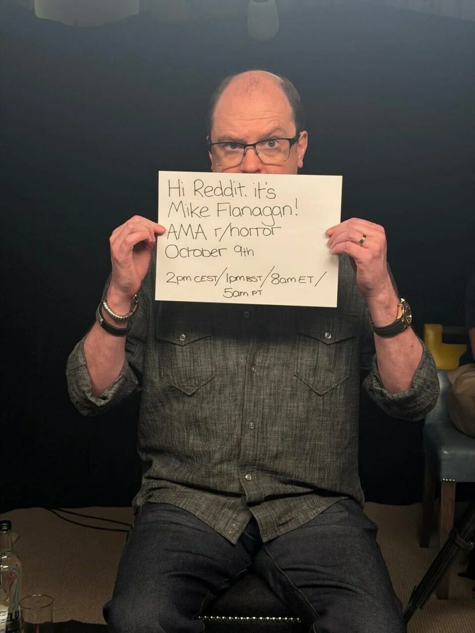 Mike Flanagan tenant une pancarte pour son AMA Reddit sur r/horror