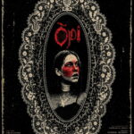 Affiche de ÒPI : une jeune femme au visage peint de rouge dans un cadre ovale de dentelle, avec le titre en rouge