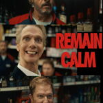 Affiche de Remain Calm avec Pauly Shore, Nick Swardson et Doug Jones dans un magasin, le titre en rouge