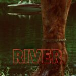 Affiche officielle de River avec le titre en lettres rouges devant une jambe ensanglantée attachée par une corde au bord d’un lac et un hors-bord au loin