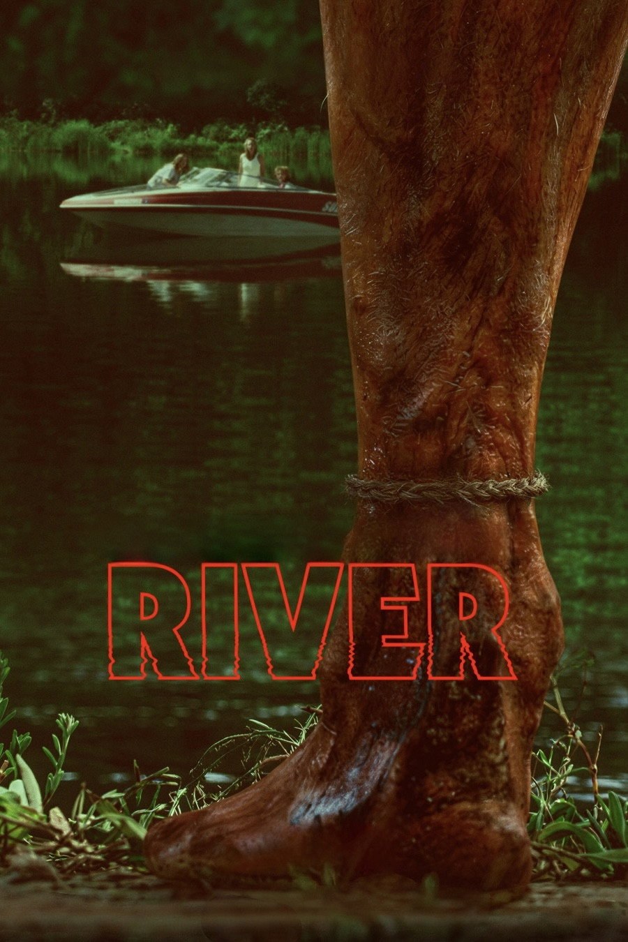 Affiche officielle de River avec le titre en lettres rouges devant une jambe ensanglantée attachée par une corde au bord d’un lac et un hors-bord au loin