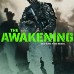 Affiche de The Awakening avec un soldat colombien en tenue de camouflage et casque à vision nocturne dans la brume