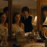 Image officielle de la série Netflix The Body montrant des adolescents réunis autour d’une coiffeuse à miroirs triptyque dans une chambre aux lumières tamisées