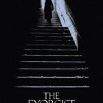 Affiche de The Exorcist: Martyrs de Mike Flanagan avec une silhouette descendant un escalier plongé dans l’obscurité
