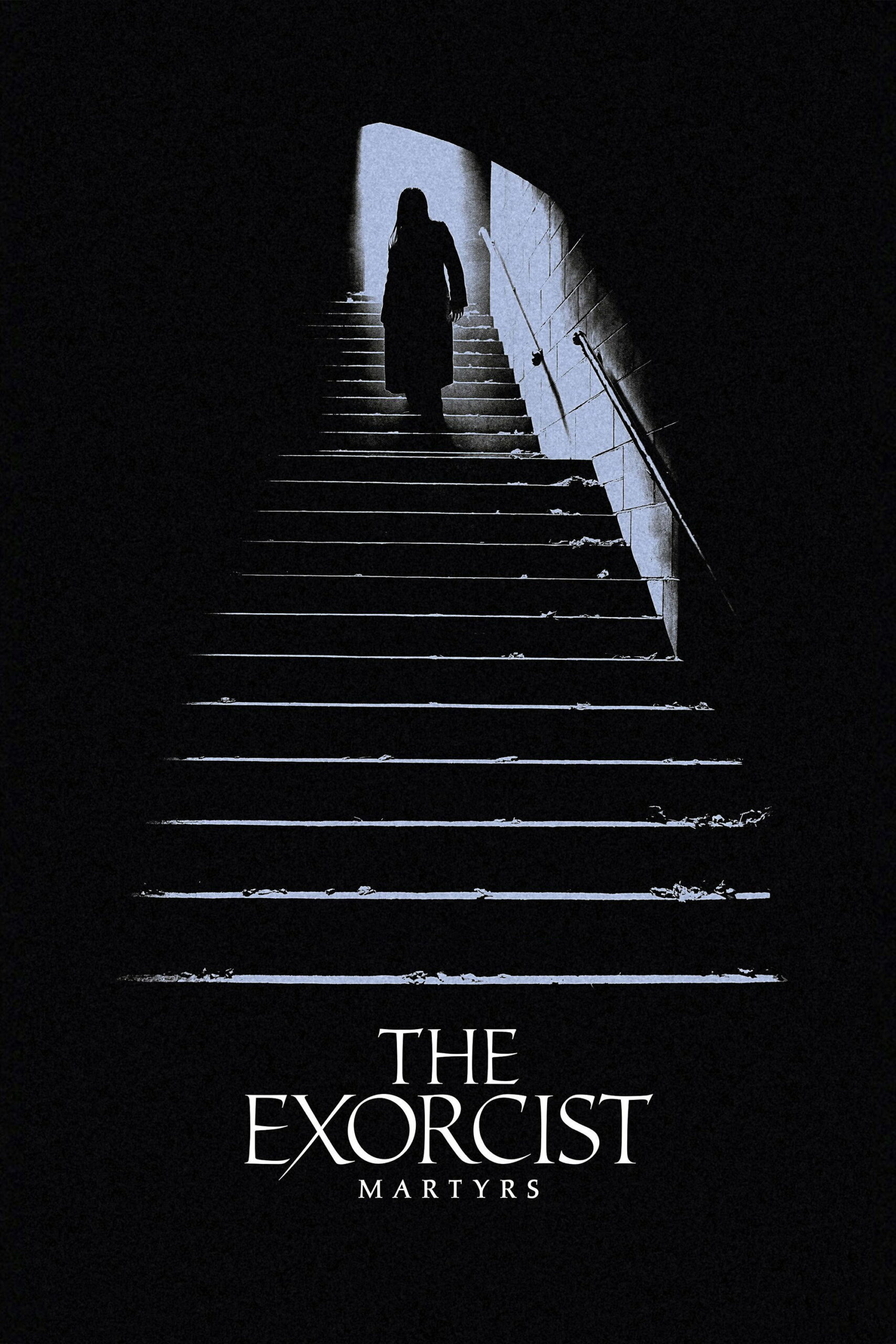 Affiche de The Exorcist: Martyrs de Mike Flanagan avec une silhouette descendant un escalier plongé dans l’obscurité