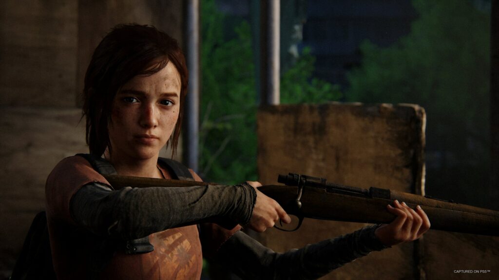 Ellie épaulant un fusil dans The Last of Us Part I, image officielle de Naughty Dog