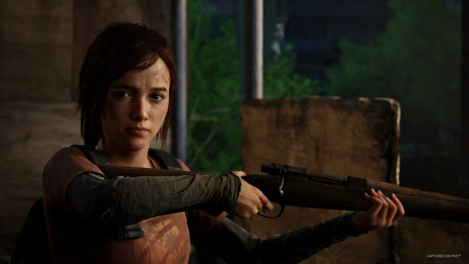 Ellie épaulant un fusil dans The Last of Us Part I, image officielle de Naughty Dog