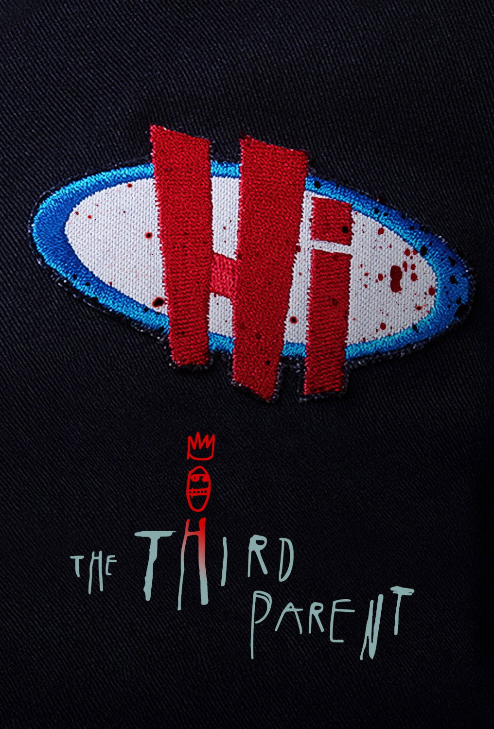 Affiche teaser de The Third Parent : un badge « Hi » ensanglanté sur un tissu sombre, avec le titre manuscrit en bas